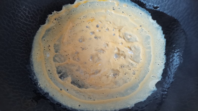 榨菜豆腐汤,热锅刷一层油，倒入鸡蛋液摊平