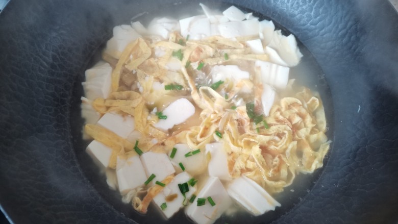 榨菜豆腐汤,散上葱花出锅
