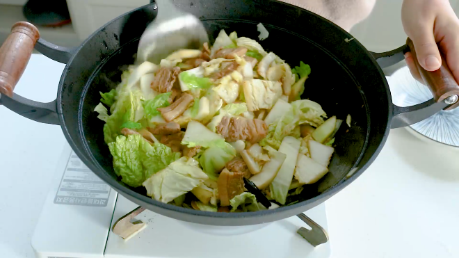 柴火锅大锅菜,翻炒上色后，加一半白菜进去翻炒均匀