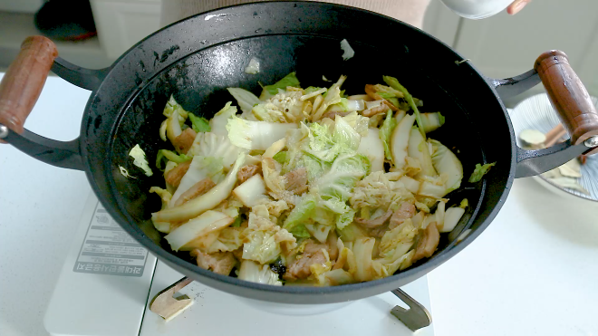 柴火锅大锅菜,加适量清水，放八角、桂皮、葱段以及香叶