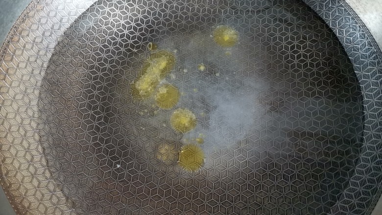 凉拌茼蒿,锅里烧水加入盐和油