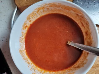 茄汁带鱼,然后加入一勺淀粉和一碗水，搅拌均匀备用