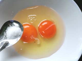 肉末鸡蛋羹,鸡蛋磕入碗中加入适量盐调味
