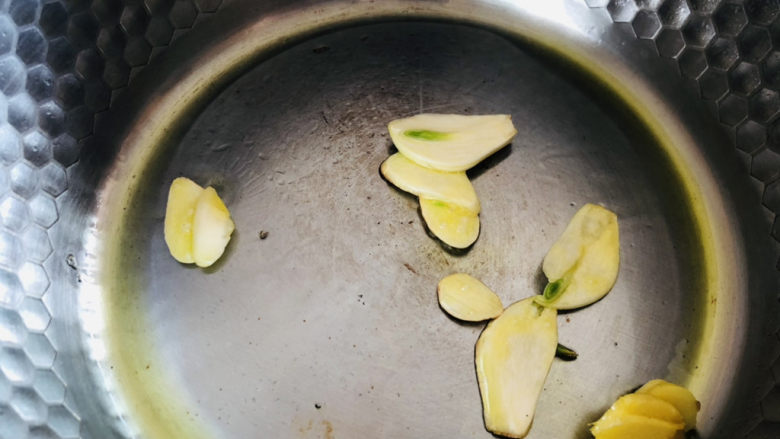 上汤菠菜,锅中倒入少许食用油，放入姜片、蒜片炒出香味，