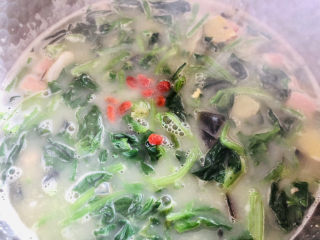 上汤菠菜,水开后倒入焯好水的菠菜跟枸杞即可关火。