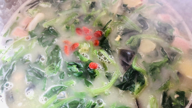 上汤菠菜,水开后倒入焯好水的菠菜跟枸杞即可关火。
