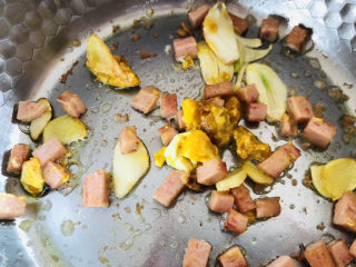 上汤菠菜,放入提前准备好的咸蛋黄炒至蛋黄出沙即可。