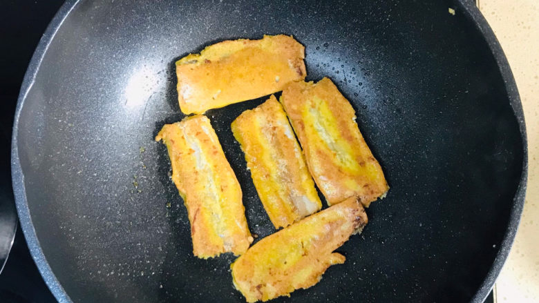 茄汁带鱼,中火，反正两面均匀地煎至金黄色