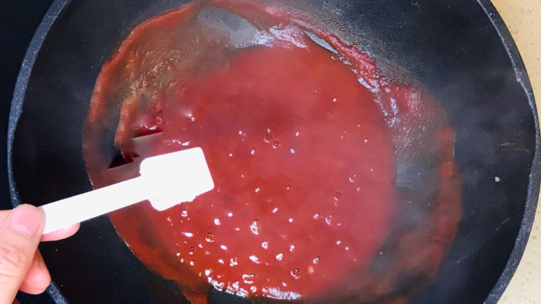 茄汁带鱼,熬至茄汁浓郁时，加少许盐调制至咸淡适中