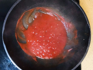 茄汁带鱼,茄汁浓郁冒泡泡就是熬制好了