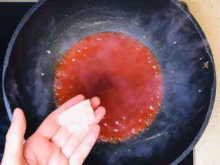 茄汁带鱼,大火煮沸，加入一块冰糖，转小火熬煮至融化