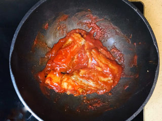 茄汁带鱼,带鱼均匀地挂满茄汁，就可以关火起锅了