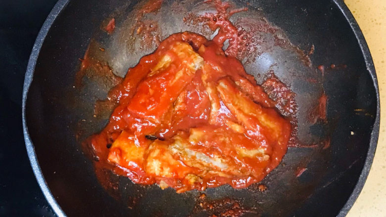 茄汁带鱼,带鱼均匀地挂满茄汁，就可以关火起锅了