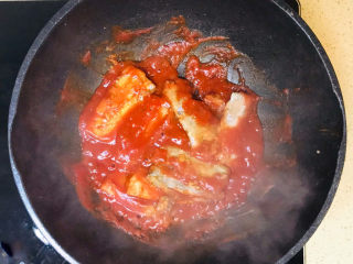 茄汁带鱼,加入带鱼，小火翻拌均匀