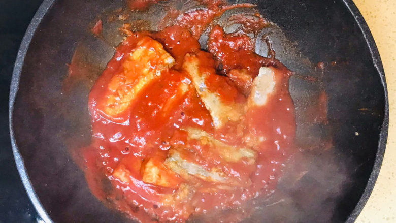 茄汁带鱼,加入带鱼，小火翻拌均匀