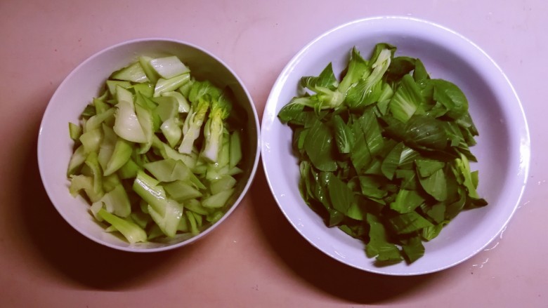 清炒油菜,菜梗和菜叶分开放。