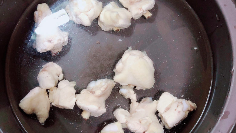三鲜面,鸡肉捞出洗净，放入砂锅中，倒入水，烧开锅，慢炖20分钟。