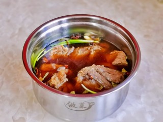 牛肉粉丝汤,加入纯净水没过牛腱子为佳，启动高压锅35分钟，时间可以根据个人喜欢的口感另定。