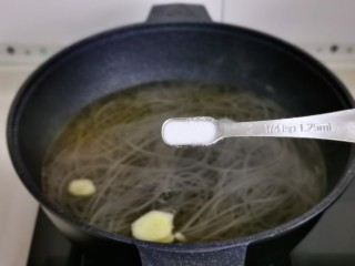 牛肉粉丝汤,按个人口味加入盐。