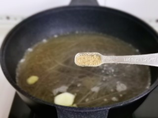 牛肉粉丝汤,加入十三香。
