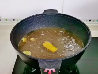 牛肉粉丝汤,加入1块咖喱，不喜欢也可以不放，大火烧开将粉条煮熟。