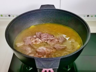 牛肉粉丝汤,加入酱牛肉，大火烧开煮2分钟关火。