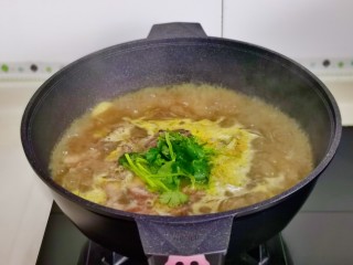 牛肉粉丝汤,加入切好的香菜，借助余温烫熟即可。