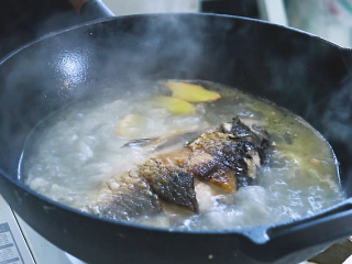萝卜鲫鱼汤,等油够热了以后再把鱼放下去，中小火煎至鱼差不多定型晃动一下锅