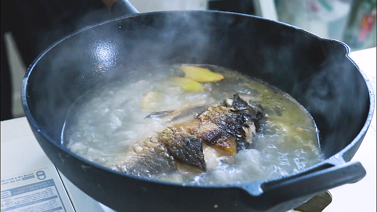 萝卜鲫鱼汤,等油够热了以后再把鱼放下去，中小火煎至鱼差不多定型晃动一下锅