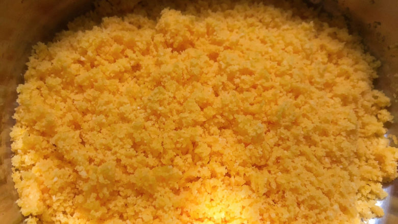 巴斯克·咸蛋黄芝士蛋糕,咸蛋黄过筛后会很细腻，金黄的颜色太漂亮了吧，似金沙一般。