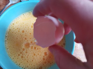 肉末鸡蛋羹,加入八个半蛋壳的温开水，鸡蛋与水的比例是1:1.5