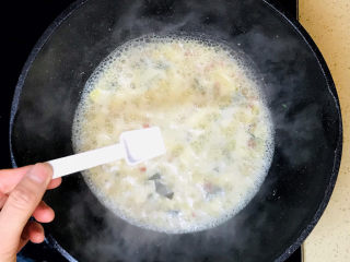 上汤菠菜,根据咸淡口味，加少许盐，调整至咸淡适宜