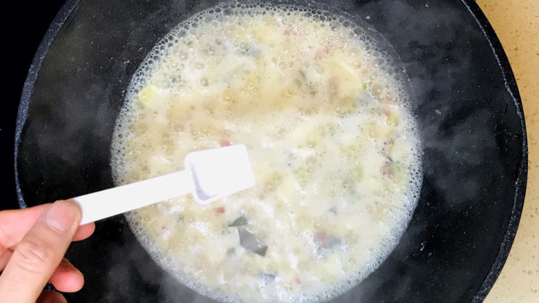 上汤菠菜,根据咸淡口味，加少许盐，调整至咸淡适宜