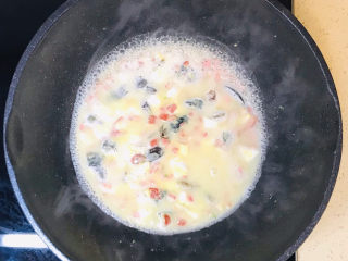 上汤菠菜,搅拌均匀，大火煮沸，一直煮至汤汁浓稠，奶白鲜香