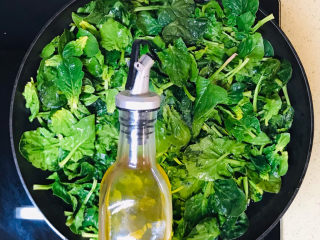 上汤菠菜,淋入少许油，加油加盐，可以保留绿色蔬菜营养素不流失，同时保留蔬菜翠绿的颜色
