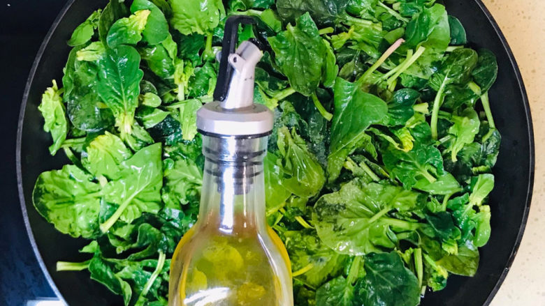 上汤菠菜,淋入少许油，加油加盐，可以保留绿色蔬菜营养素不流失，同时保留蔬菜翠绿的颜色
