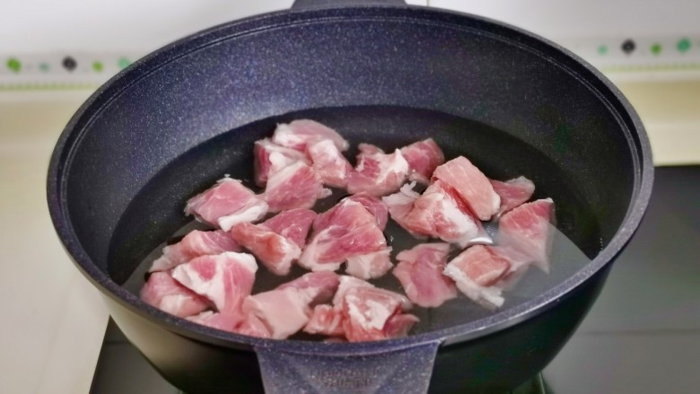 油焖春笋,梅花肉冷水下锅烧开撇出泡沫，煮2分钟捞出用温水冲洗干净。