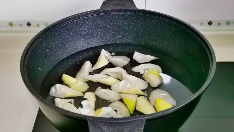 油焖春笋,春笋焯水，冷水下锅烧开煮2分钟捞出。