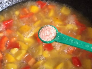 上汤菠菜,放入1勺盐（2克）
