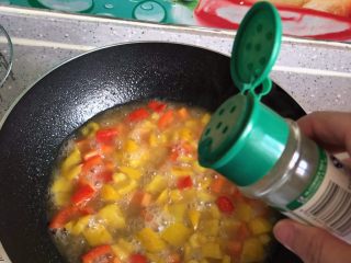 上汤菠菜,撒入适量白胡椒