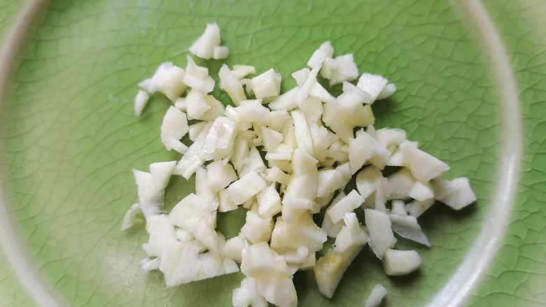 菠菜花生米,大蒜头剁成蒜末