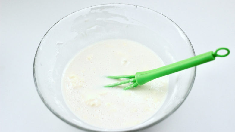 桃胶牛奶羹&银耳黄桃羹&橘子大福一锅出～,用手动打蛋器搅拌均匀。
