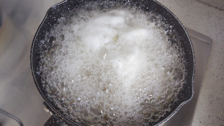 油焖春笋,煮至有白沫，约摸两分钟左右