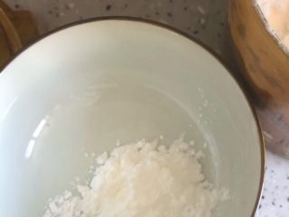 西蓝花炒扇贝,小碗准备适量淀粉加水调水淀粉