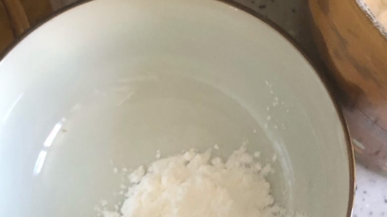 西蓝花炒扇贝,小碗准备适量淀粉加水调水淀粉