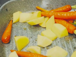 没有烤箱也能做的羊排！,步骤八：不用洗锅，直接用余下的油煎胡萝卜和土豆。