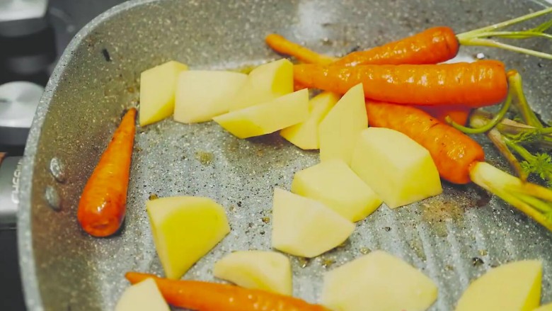 没有烤箱也能做的羊排！,步骤八：不用洗锅，直接用余下的油煎胡萝卜和土豆。