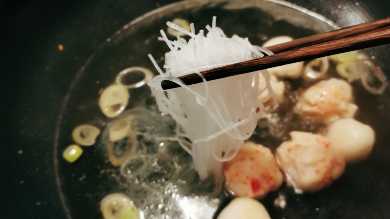 茼蒿鱼丸汤,添加适合家人量的清水，放入粉丝。