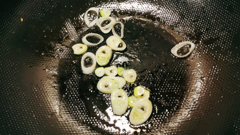 茼蒿鱼丸汤,起油锅放入食用油，油热后放入葱片炒香。