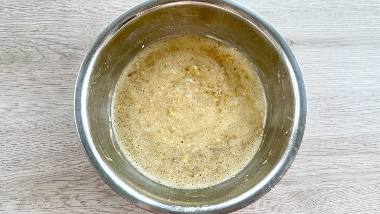无糖无面粉的香蕉燕麦华夫饼,先把香蕉用叉子压成泥，再把所有食材混合成糊状